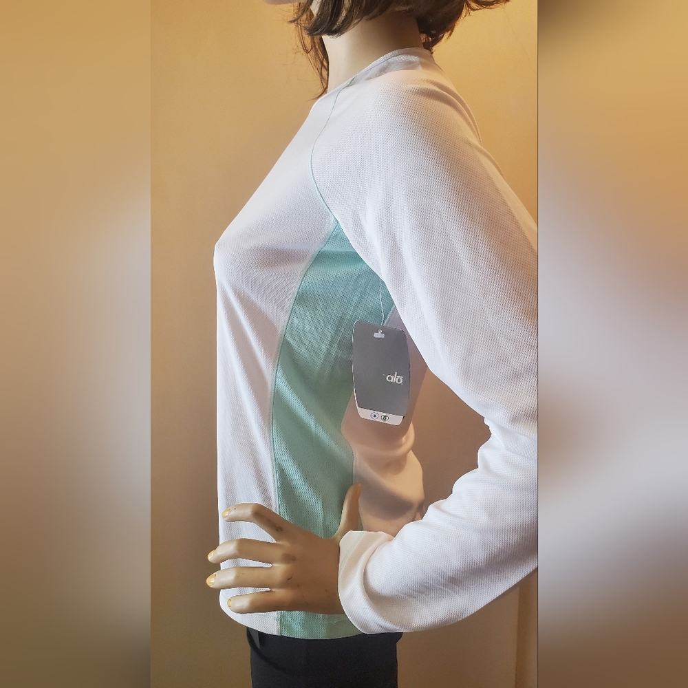 ALO Yoga Women's White and Mint Long Sleeve Top. Alo CoolFit. - Picture 11 of 15